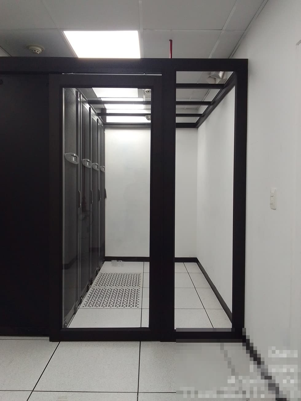 Hot air containment system in data centers: improving energy efficiency