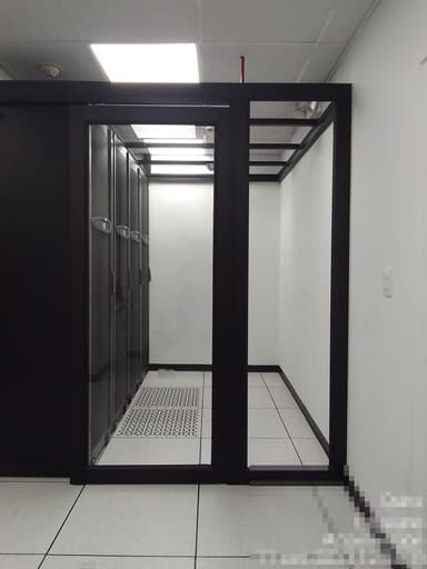 Hot air containment system in data centers: improving energy efficiency